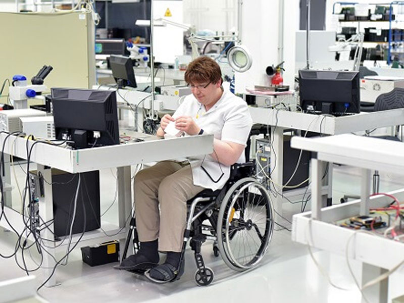 میز کار آزمایشگاهی برای افراد معلول